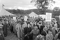 Protest yn erbyn boddi Tryweryn (drwy garedigrwydd Llyfrgell Genedlaeth Cymru)