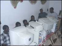 Haitianos acompanham jogo em cyber café