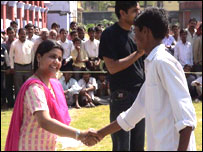 अनुराधा प्रीतम एक प्रतिभागी के साथ