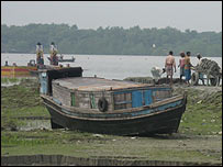 बांग्लादेश में नाव से दौरा