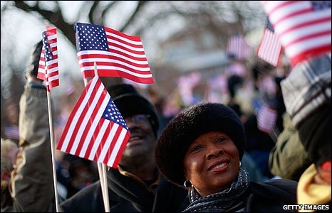 ABD bayrağı sallayan bir kadın