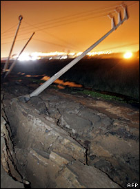 Estradas e a rede elétrica foram destruídas