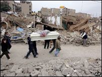 Moradores levam caixão pelas ruas de Pisco