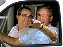 George Bush ve Alvaro Uribe
