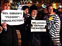 protesto na estréia de filme de mel gibson