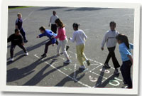 Plant yn chwarae ar iard ysgol