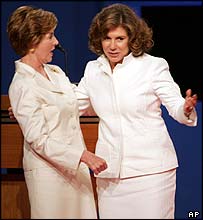 لورا بوش، سمت چپ و ترزا هاينز کری 