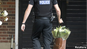 Полицейский возлагает цветы