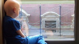 کینسر سے متاثر بچہ