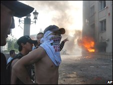 Những người biểu tình đốt trụ sở của đảng MPRP cầm quyền