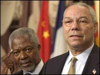 Kofi Annan (esq.) ao lado de Colin Powell