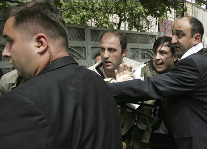 Tổng thống Gruzia được đưa đi trú ẩn