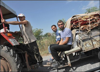 Người dân Nam Ossetia đi lánh nạn