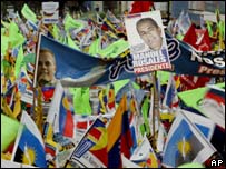 Correligionários em comício de Rosales em Maracaibo