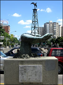 Estátua em frente à PDVSA, em Caracas (foto: Daniel Gallas/BBC)