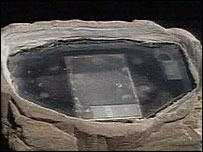 تصوير تلويزيون روسيه از دستگاهی که ادعا می شود به شکل سنگ قالب گيری شده بود