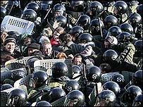 Manifestante em Belarus em confronto com a polícia