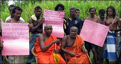 Veddhas in Rathugala protesting against the land grab (photo: Wasantha Chandrapala)