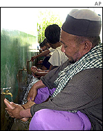 Fiel reza em busca de santificação