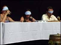 Visitantes degustam cerveja com os olhos vendados