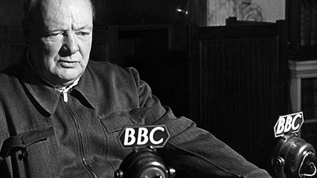 Y Prif Weinidog, Winston Churchill, yn siarad ar radio'r BBC yn ystod yr Ail Ryfel Byd.