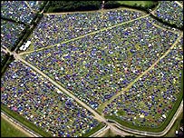 Multidão em vista aérea do festival de Glastonbury, em 2003