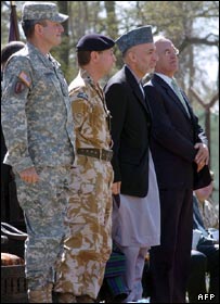 از چپ به راست: کارل ايکنبری فرمانده ائتلاف تحت فرمان آمريکا، ديويد ريچاردز فرمانده بريتانيايی نيروهای ناتو در افغانستان، حامد کرزی رييس جمهور افغانستان و دان اورتز نماينده ارشد ناتو در امور غيرنظامی برای افغانستان