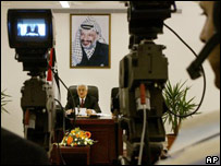 O líder palestino Mahmoud Abbas faz discurso na TV