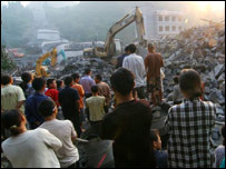 Enkaz kaldırma çalışmaları