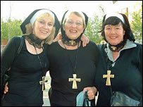 扮作修女的观众