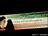 زنی از برابر تصوير هجوآميز مجسمه آزادی در تهران می گذرد