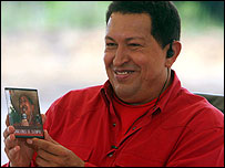 Chávez exibe o CD (Foto: Miraflores)