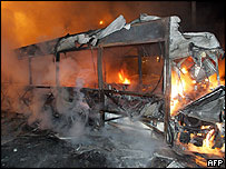 Veículo queimado em manifestação na França