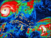 Imagem mostrando Ivan (esquerda) e Jeanne (em baixo, à direita)