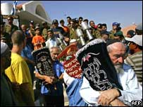 روحانی يهودی در شهرک نتساريم طومار تورات را از کنيسه خارج می کند