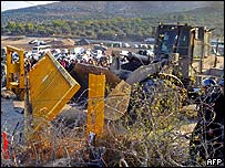 Sanur yerleşiminin girişindeki telleri söken buldozerler