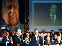 Diante de imagem de Sharon, membros do Kadima lançam a campanha do partido