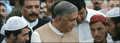 وزیر اعظم شوکت عزیز اور لال مسجد کے طلباء 