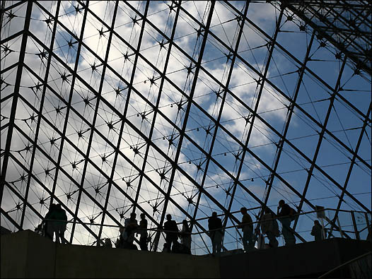 羅浮宮的玻璃金字塔當年引起極大爭議，如今公眾對她的態度依然是「要麼喜歡，要麼恨死」。