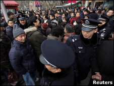 上海闹市区布防的警察（20/2/2011）