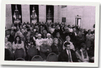 Torf yn y cyfarfod yn neuadd y Brangwyn