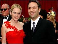 کیٹ ونسلیٹ آسکر کے دوران اپنے شوہر مینڈیزّ کے ساتھ