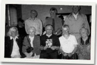 T Graham Williams gyda rhai o'r awduron noson lansio'r llyfr 'Hunaniaeth Gymreig' yn neuadd Rhiw-fawr.