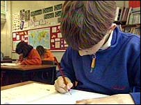 考试中的英国学生