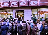 Cảnh người xếp hàng mua thịt hồi năm 1990