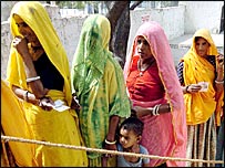 मतदान के लिए आईं महिलाएँ