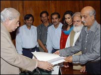 متحدہ اپوزیشن کے ارکان سپیکر کو ریفرنس کی دستاویز پیش کر رہے ہیں 