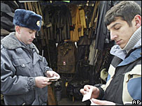 Cảnh sát Nga kiểm tra giấy tờ của người di dân