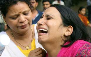 विस्फोट के बाद घायलों को राहत