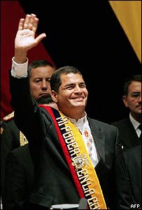 Rafael Correa já com a faixa presidencial